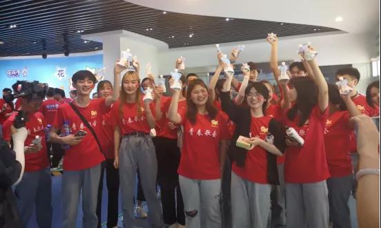 做白色的牛奶，創(chuàng)紅色的企業(yè)，花花牛乳業(yè)集團青春歌會慶祝建黨100周年