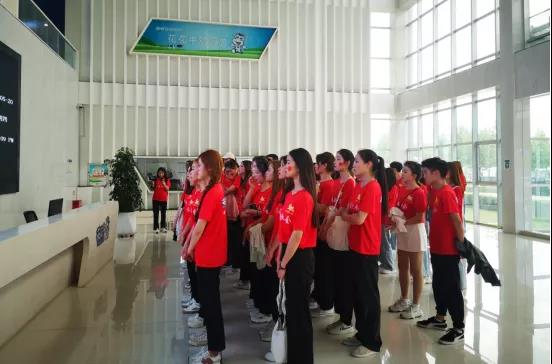 做白色的牛奶，創(chuàng)紅色的企業(yè)，花花牛乳業(yè)集團青春歌會慶祝建黨100周年