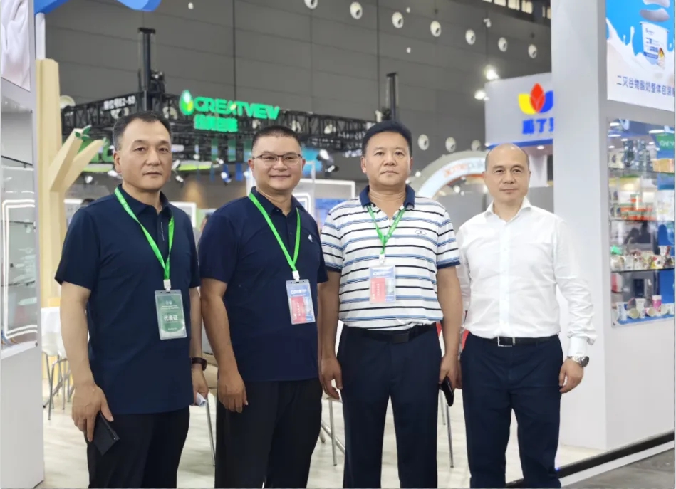 花花牛乳業(yè)集團(tuán)黨委書記、董事長唐洪峰一行參加中國乳制品工業(yè)協(xié)會第三十次年會暨2024中國（國際）乳業(yè)技術(shù)博覽會