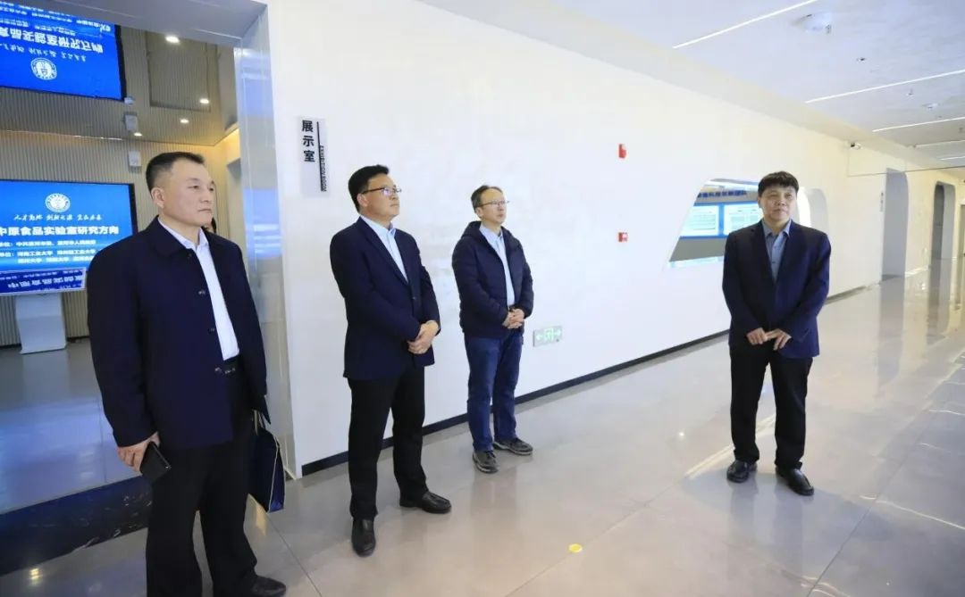 花花牛乳業(yè)集團(tuán)黨委書(shū)記、董事長(zhǎng)唐洪峰一行赴中原食品實(shí)驗(yàn)室同中國(guó)工程院院士、中原食品實(shí)驗(yàn)室主任任發(fā)政座談交流
