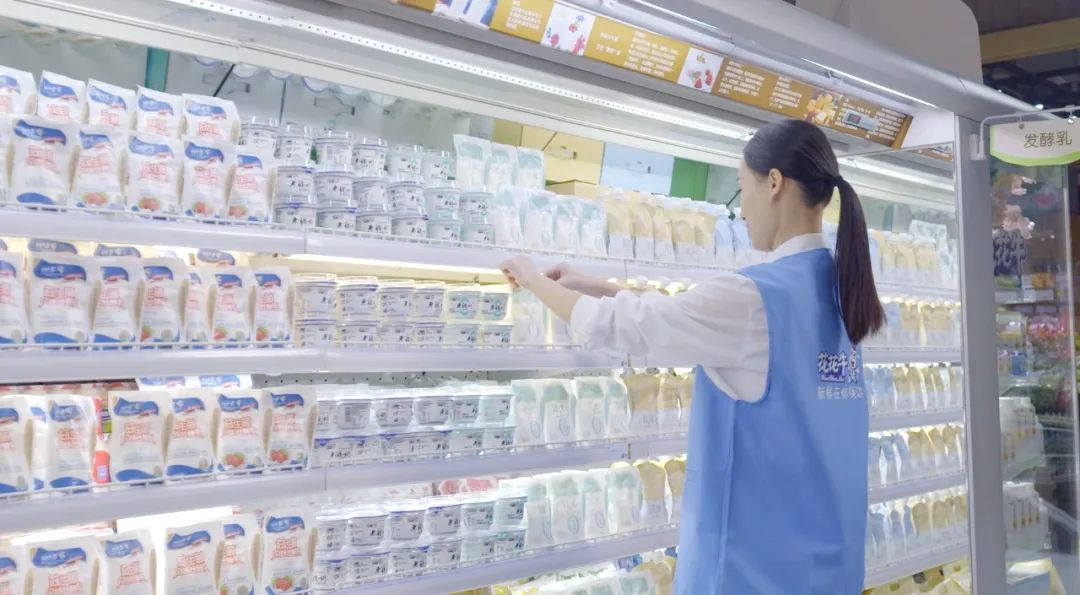 點贊！河南日報要聞02版——報道花花牛乳業(yè)集團鄭州分公司乳制品生產(chǎn)場景，彰顯花花牛乳業(yè)集團發(fā)展新活力