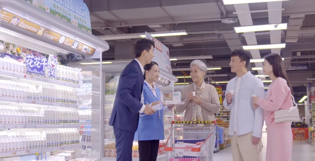 點贊！河南日報要聞02版——報道花花牛乳業(yè)集團鄭州分公司乳制品生產(chǎn)場景，彰顯花花牛乳業(yè)集團發(fā)展新活力