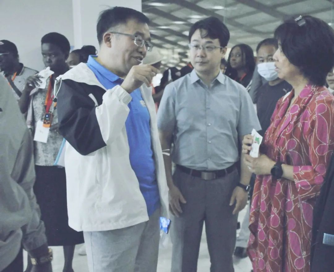 北京大學(xué)南南合作與發(fā)展學(xué)院教授、全球伙伴關(guān)系主任周詠梅一行蒞臨花花牛平輿瑞亞牧業(yè)參觀調(diào)研