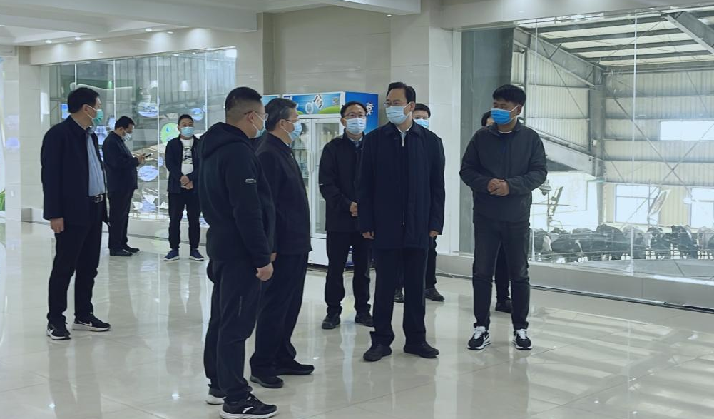 河南省人大常委會黨組書記、副主任孔昌生蒞臨花花牛魯山瑞亞牧場參觀調(diào)研
