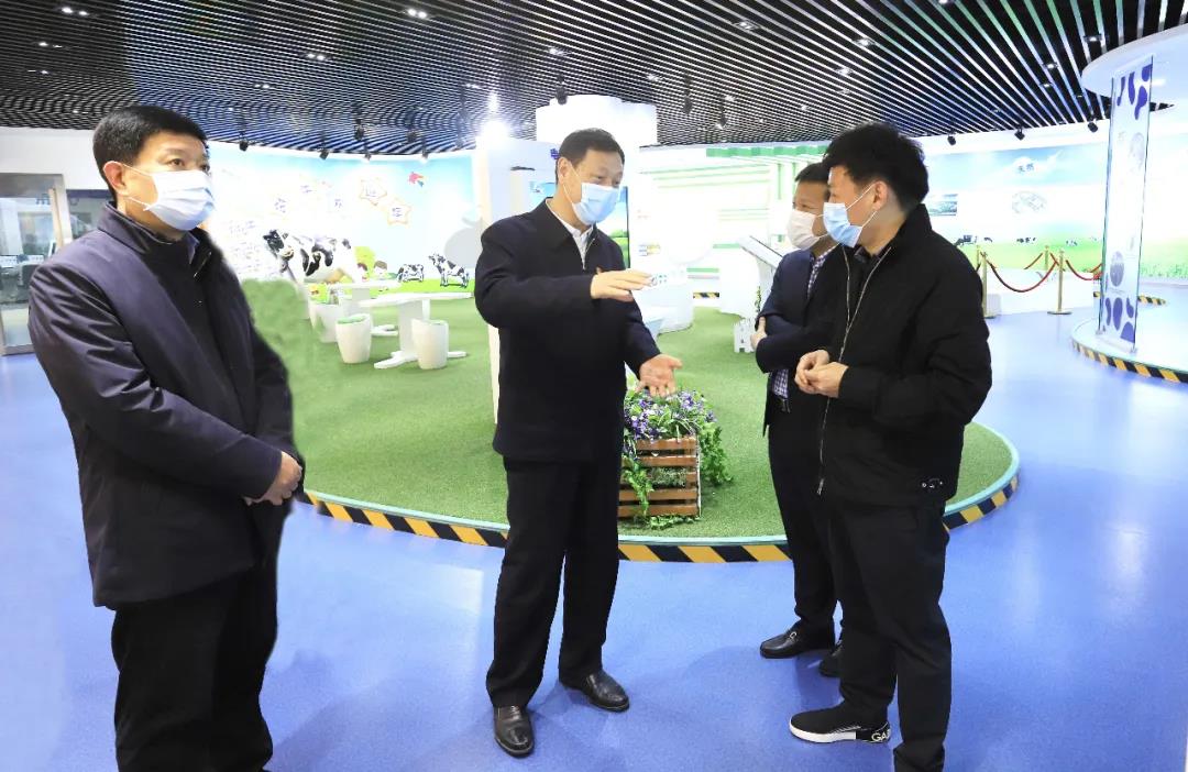 河南省委農(nóng)辦主任、農(nóng)業(yè)農(nóng)村廳廳長(zhǎng)申延平一行調(diào)研河南花花牛乳業(yè)集團(tuán)
