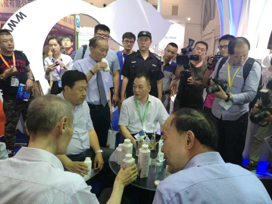 花花牛牛氣沖天！農(nóng)業(yè)部長(zhǎng)品嘗“領(lǐng)暢”點(diǎn)贊，又獲國(guó)際奶業(yè)平臺(tái)青睞