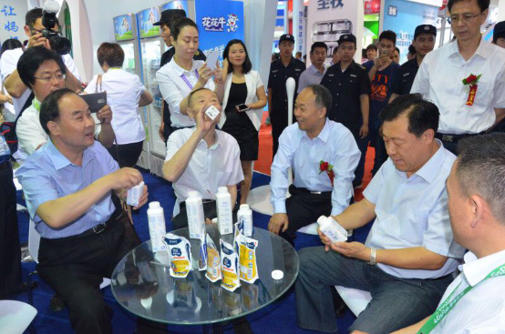 花花牛牛氣沖天！農(nóng)業(yè)部長(zhǎng)品嘗“領(lǐng)暢”點(diǎn)贊，又獲國(guó)際奶業(yè)平臺(tái)青睞