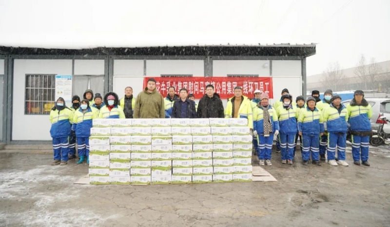 慰問一線環(huán)衛(wèi)工，禮贈新鮮花花牛