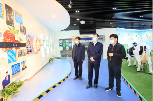 河南省委農(nóng)辦主任、農(nóng)業(yè)農(nóng)村廳廳長(zhǎng)申延平一行調(diào)研河南花花牛乳業(yè)集團(tuán)