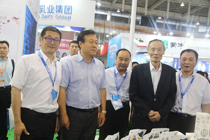 花花牛亮相第八屆中國奶業(yè)大會，又獲農業(yè)部長一聲贊！