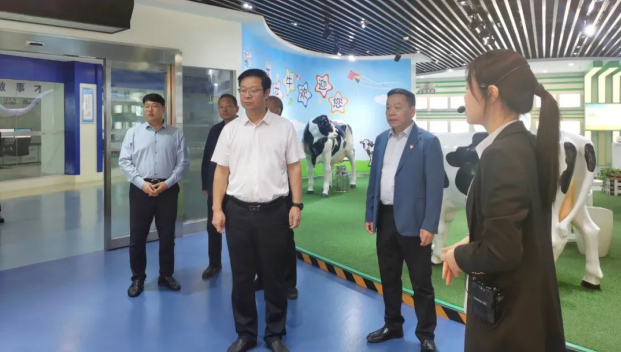 鄭州市人民檢察院黨組書記、代檢察長(zhǎng)張道偉一行蒞臨河南花花牛乳業(yè)集團(tuán)參觀調(diào)研