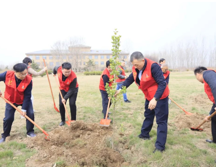 河南花花牛乳業(yè)集團(tuán)開展“綠色發(fā)展踐初心 植樹護(hù)綠先鋒行”植樹活動